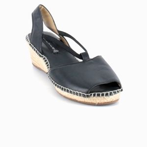 Steve Madden. Women's Black wedge. size 8